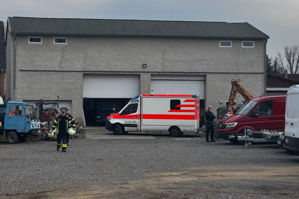 Die Rettungskräfte wurden am Dienstagnachmittag zu einer Werkstatt gerufen, in der ein Mann (†56) tödlich verunglückt ist.