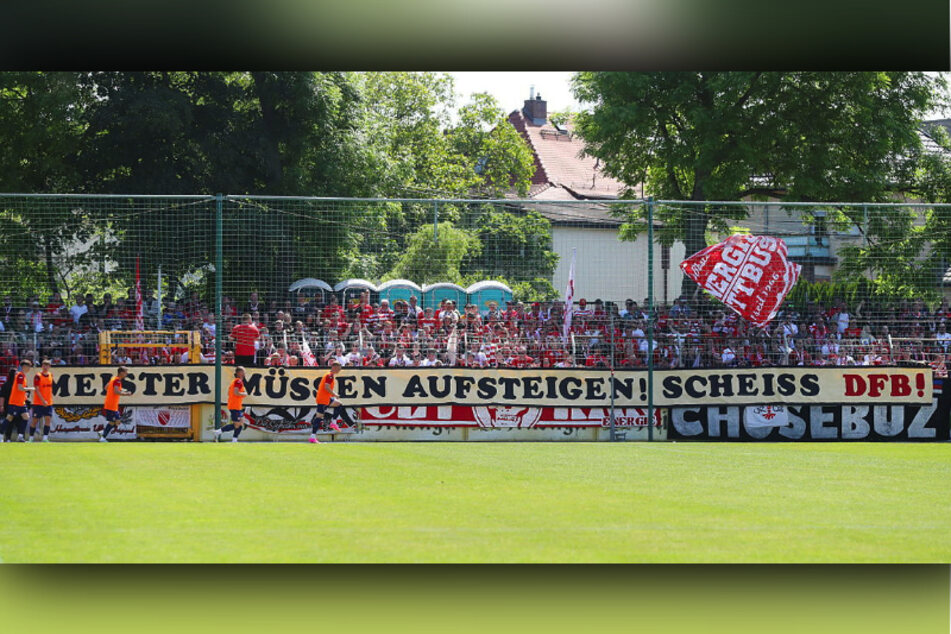 Dass Nordost-Meister Cottbus den Aufstieg nur über die Relegation gegen Unterhaching schaffen kann, quittierten die Fans mit einem eindeutigen Plakat.