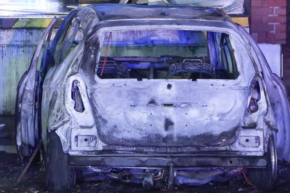Das Fahrzeug brannte komplett aus.