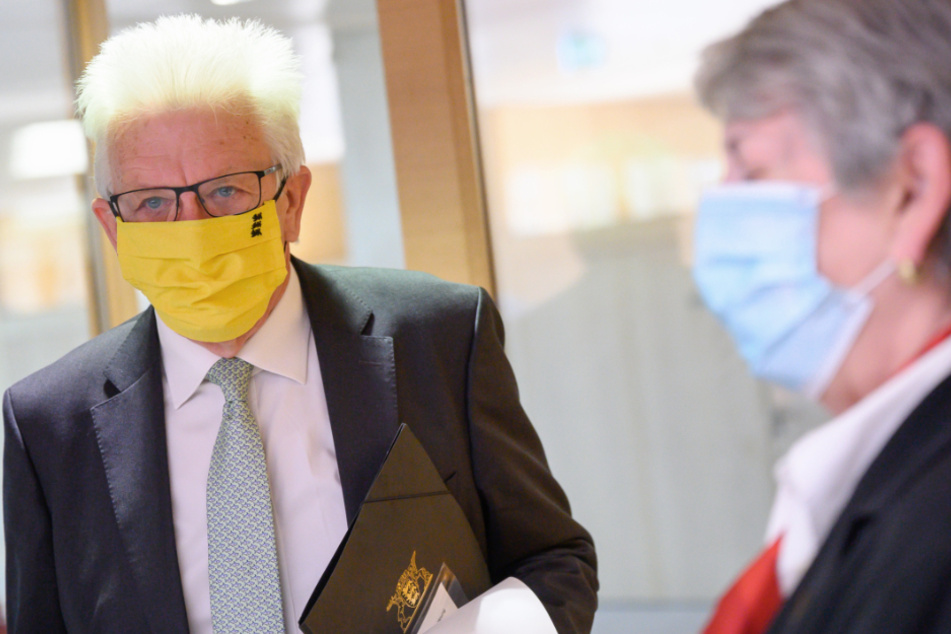 Winfried Kretschmann (72, Grüne, l.), Ministerpräsident von Baden-Württemberg, kommt zu einer Sitzung des Landtags mit einem Mund- und Nasenschutz in den Saal.