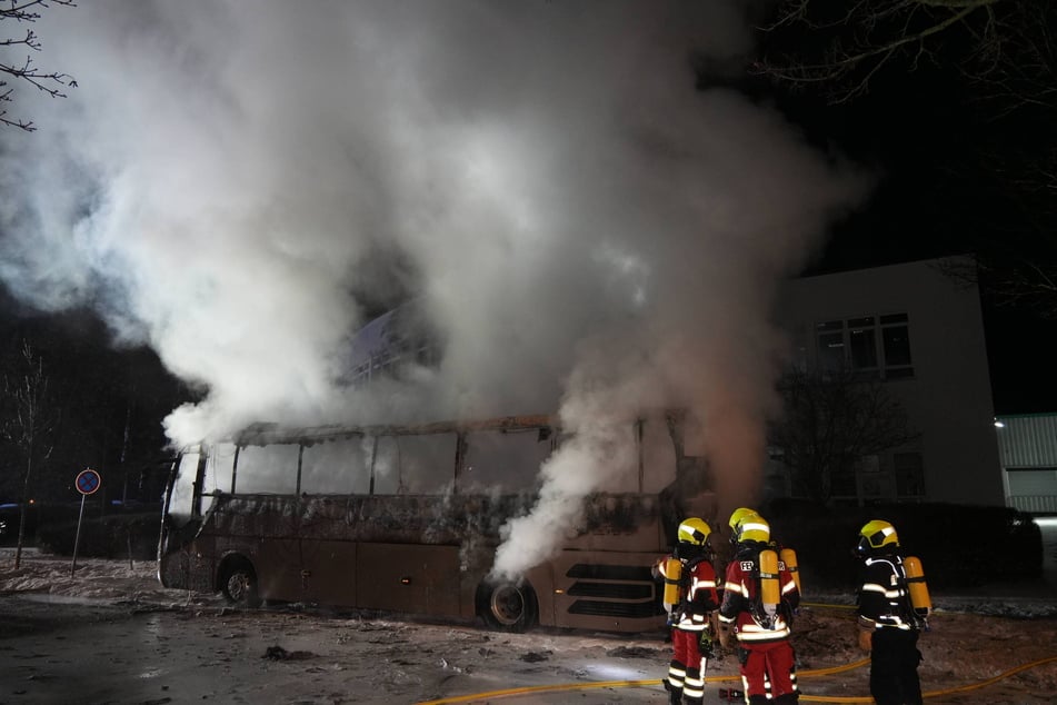 Aktuell ist noch unklar, wie es zu dem Brand kam. Die Polizei ermittelt.