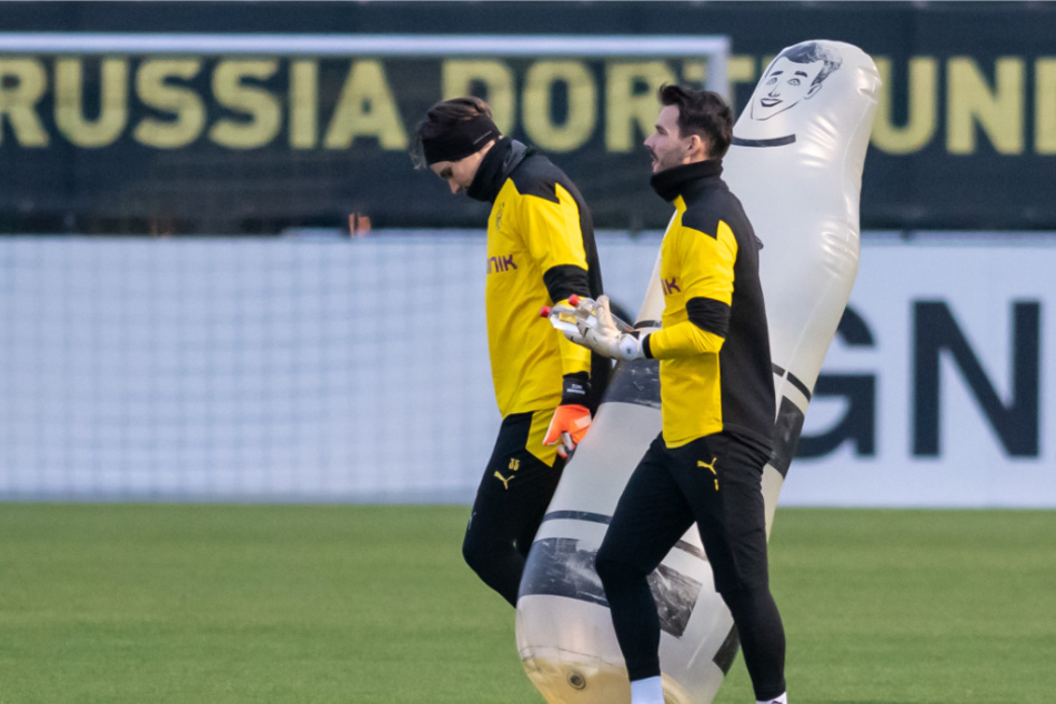 Marwin Hitz (33, hinten) könnte für Stamm-Keeper Roman Bürki (30) ins Tor rutschen.