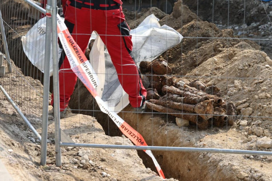 Bei Tiefbauarbeiten in Leipzig haben Arbeiter am Dienstag mehrere Panzerfäuste aus dem Zweiten Weltkrieg entdeckt.