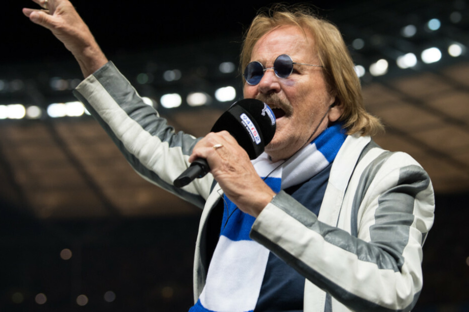 Frank Zander singt vor der Ostkurve die Stadionhymne.