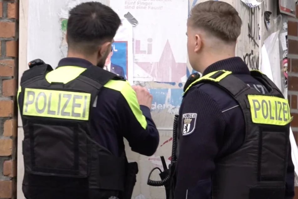 Nach bisherigen Erkenntnissen der Polizei sollen die Angreifer, die teils vermummt waren, auch Schlagwerkzeuge oder Holzlatten dabeigehabt haben. (Symbolbild)