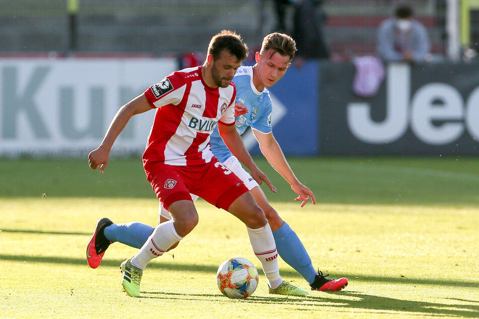 Robert Herrmann (Würzburg) und CFC-Mittelfeldmann Erik Tallig im Zweikampf.