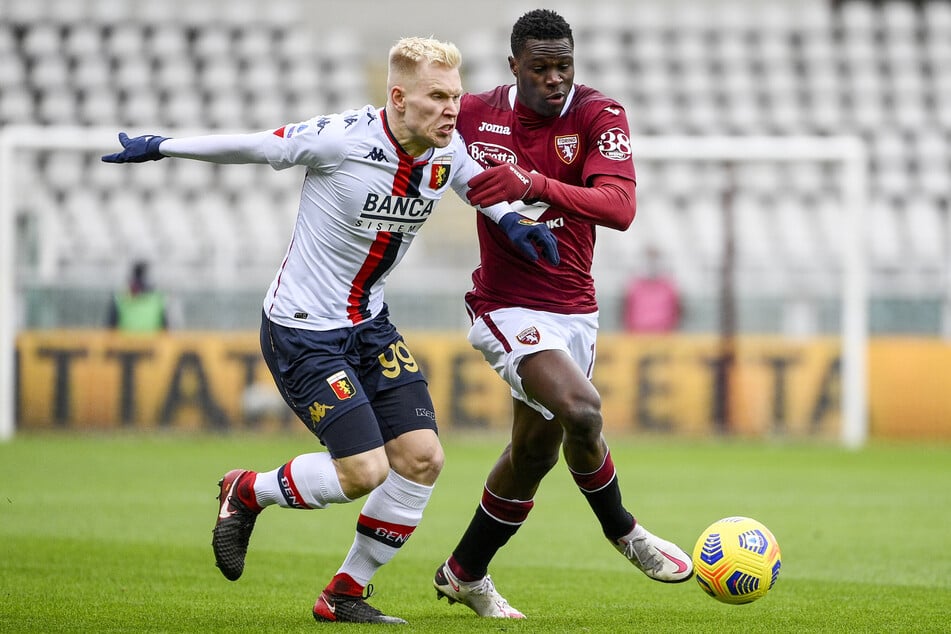 Lennart Czyborra (27, l.) spielte für den FCC Genua in Italiens höchster Spielklasse, kehrt jetzt in seine Heimatstadt Berlin zurück. (Archivfoto)