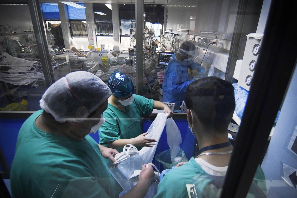 Krankenpfleger arbeiten auf einer Intensivstation für Covid-19-Patienten. (Archivbild)