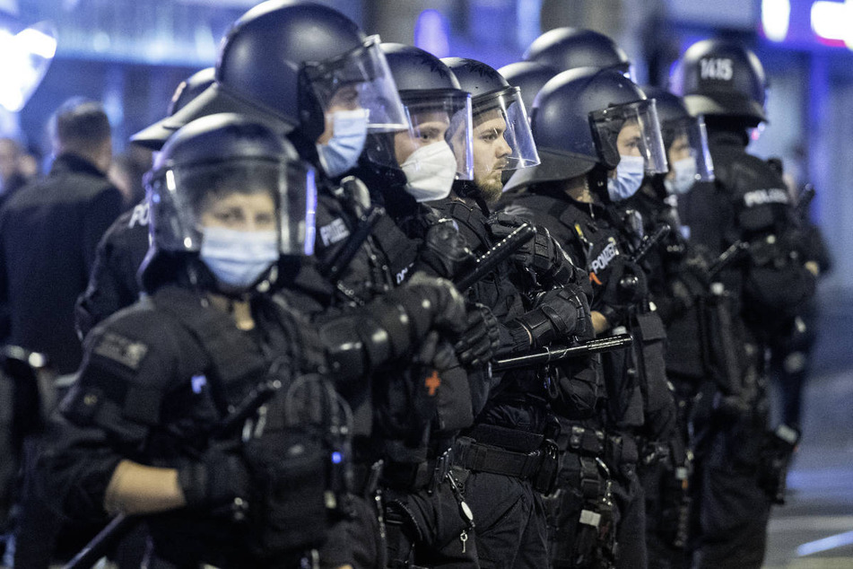 Gepanzerte Polizisten vor einem Fußballspiel in Frankfurt: Polizeiforscher Singelnstein sieht eine "gewisse Normalisierung der Gewalt" innerhalb der Polizei.