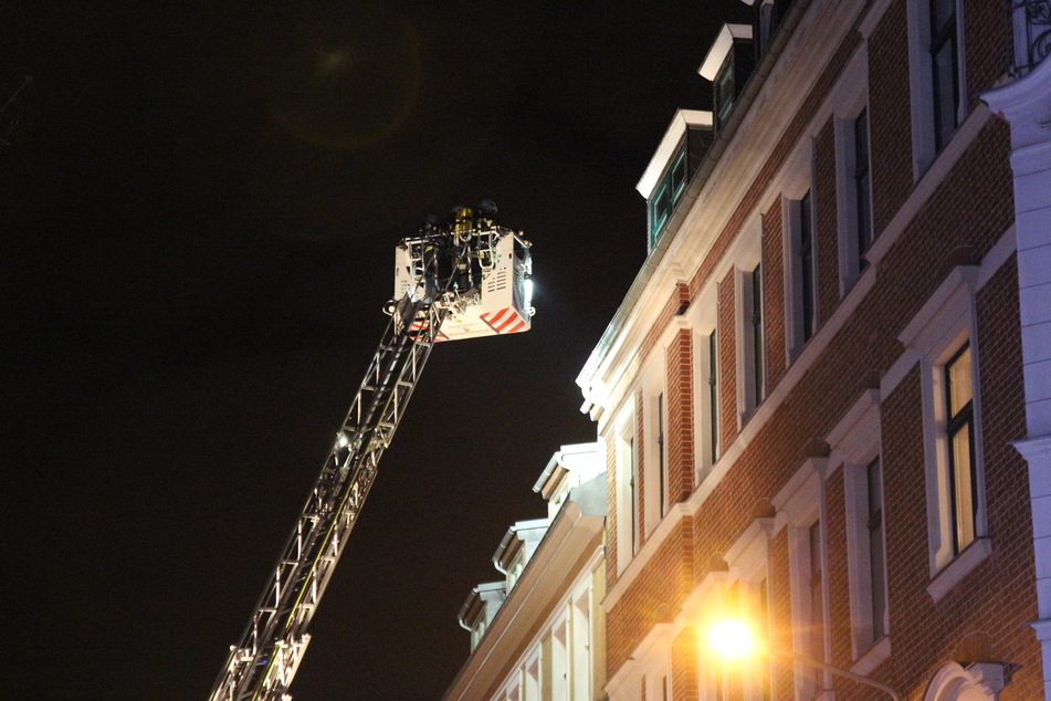 Die Feuerwehr rettete die Familie aus der Brandwohnung in der Nonnenstraße. Auch ein Drehkran kam zum Einsatz.