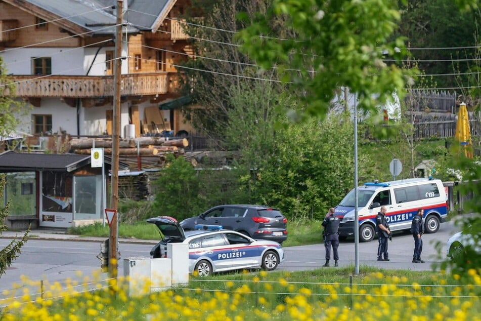 In einer groß angelegten Fahndung sucht die Polizei nach dem mutmaßlichen Täter.