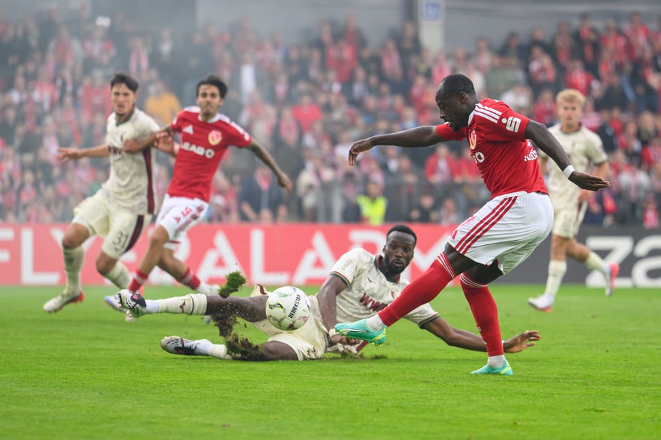 Christian Kinsombi (r.) und Co. drehten gegen Augsburg auf. Gegen Fürth muss eine ähnlich starke Leistung her.