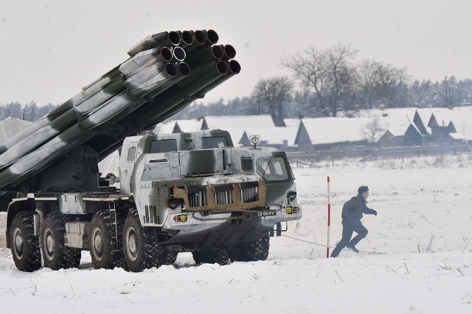 Mit Mehrfachraketenwerfern vom Typ Smerch beschießt Russland immer wieder Ziele in der Ukraine. Wichtige Komponenten für dieses System werden in der Raketenfabrik von Perm hergestellt. (Archivbild)