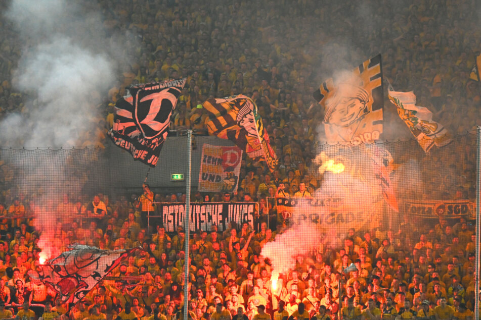 Bei der Relegationspartie gegen den 1.FC Kaiserslautern zündeten die Dynamo-Fans Pyrotechnik und sorgten sogar für eine Spielunterbrechung.