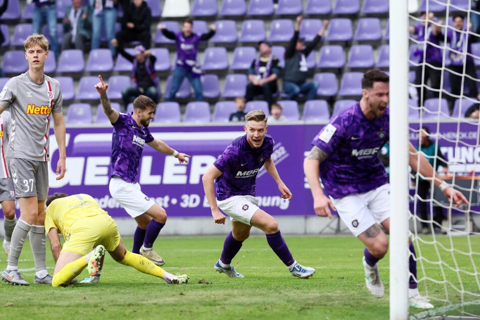 Tor für Aue. Erik Majetschak trifft zum 1:0.