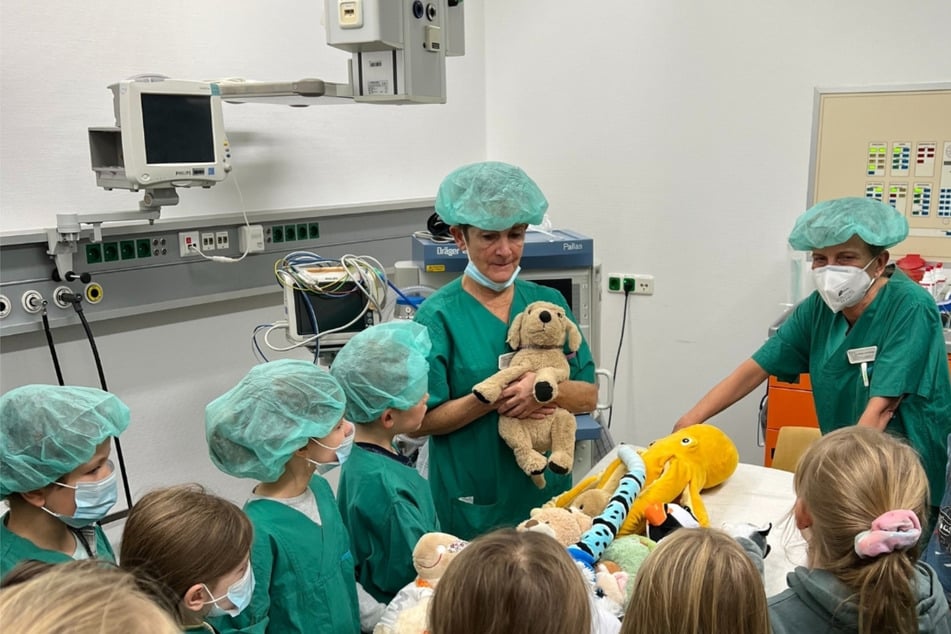 Dr. Simone Liebl-Biereige, Chefärztin der Klinik für Anästhesiologie, perioperative Medizin und Notfallmedizin, und Andrea Schreyer, Leitung der Anästhesiepflege, erklärten den Kindern der Kinderuni anschaulich, wie eine Narkose funktioniert.