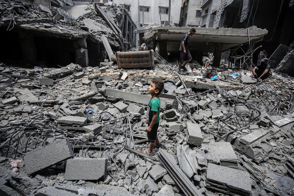 Ein palästinensisches Kind steht inmitten der Trümmer nach einem israelischen Morgenangriff auf ein Haus in der Stadt Gaza. (Archivfoto)