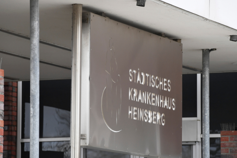 Blick auf das Eingangsschild des Städtischen Krankenhauses.