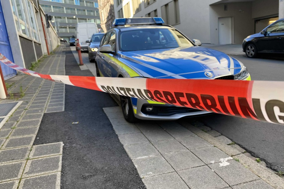 Eine junge Frau ist in Nürnberg offenbar getötet worden. Die Polizei ermittelt, ein Verdächtiger konnte festgenommen werden.