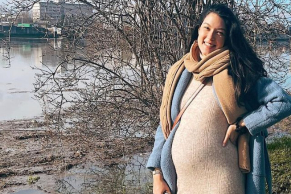 Rebecca Mir präsentiert Babykugel beim Spaziergang: Partnerlook-Buddy verzückt ihre Fans