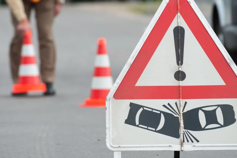 Tödlicher Unfall: Rentner will auf Umgehungsstraße fahren und kracht in Lkw