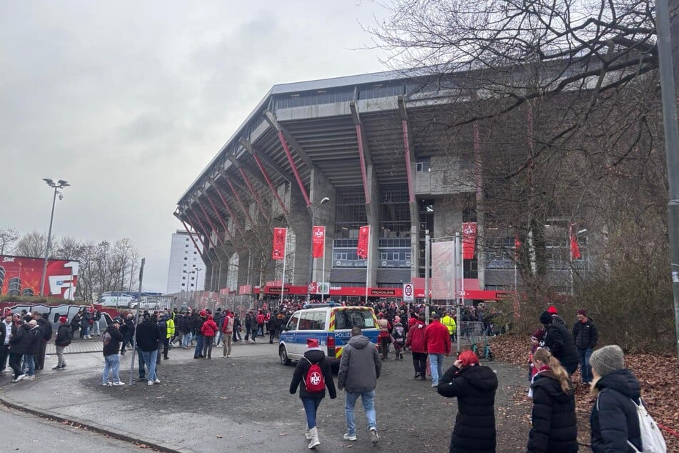 Rund ums Stadion herrscht bereits Hochbetrieb.
