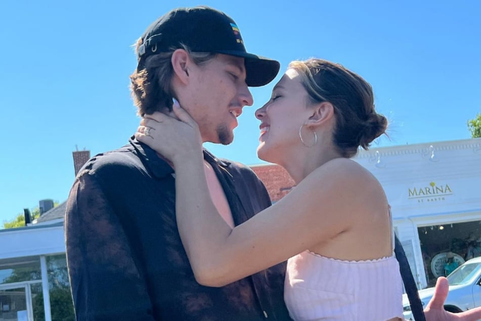 Millie Bobby Brown (r.) has been dating Jake Bongiovi since 2021.