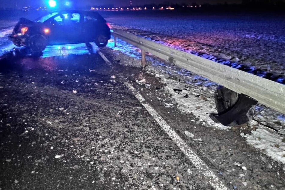 Das Auto war gegen die Leitplanke geprallt.