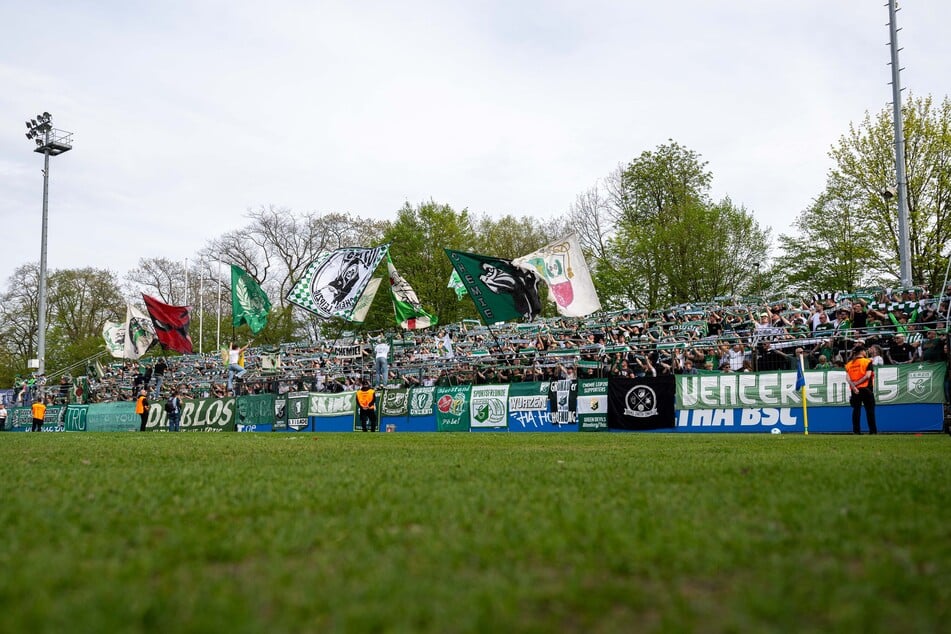 Die vielen mitgereisten Fans durften den dritten Sieg hintereinander ohne Gegentor bejubeln.