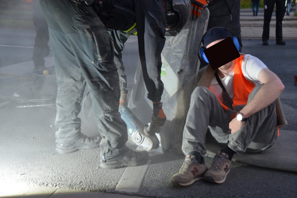 Henrik F. (24) war Kleben für das Klima nicht genug, er betonierte sich in Braunschweig fest.