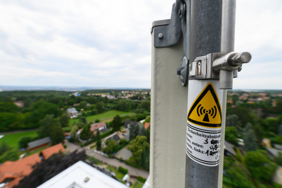 Ein Mobilfunkmast ist auf einem alten Wasserturm im Dresdner Stadtteil Klotzsche installiert.