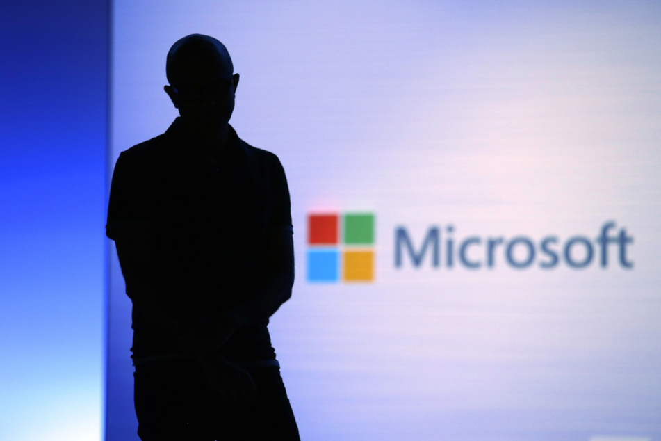 Satya Nadella, Vorstandsvorsitzender von Microsoft, schaut während seiner Präsentation ein Video an (Archivbild).