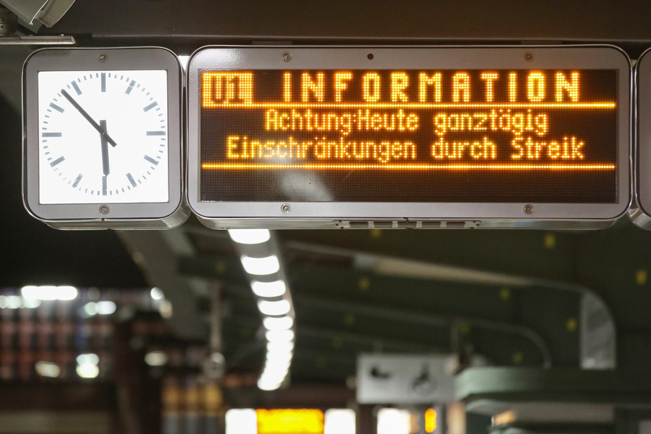 Auf einer Anzeigetafel am U-Bahnhof Kellinghusenstraße wird auf den Warnstreik im öffentlichen Dienst hingewiesen.