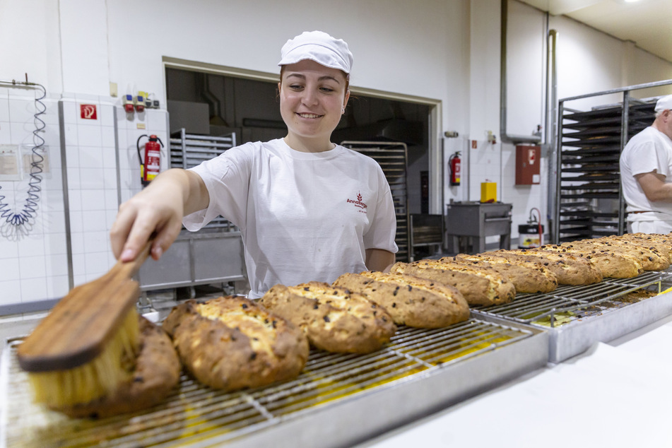 Frisch aus dem Ofen müssen die Stollen noch gebuttert und gezuckert werden.