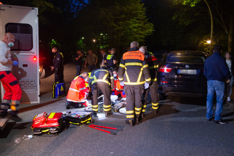 Rettungskräfte versorgen die verletzte Bikerin.