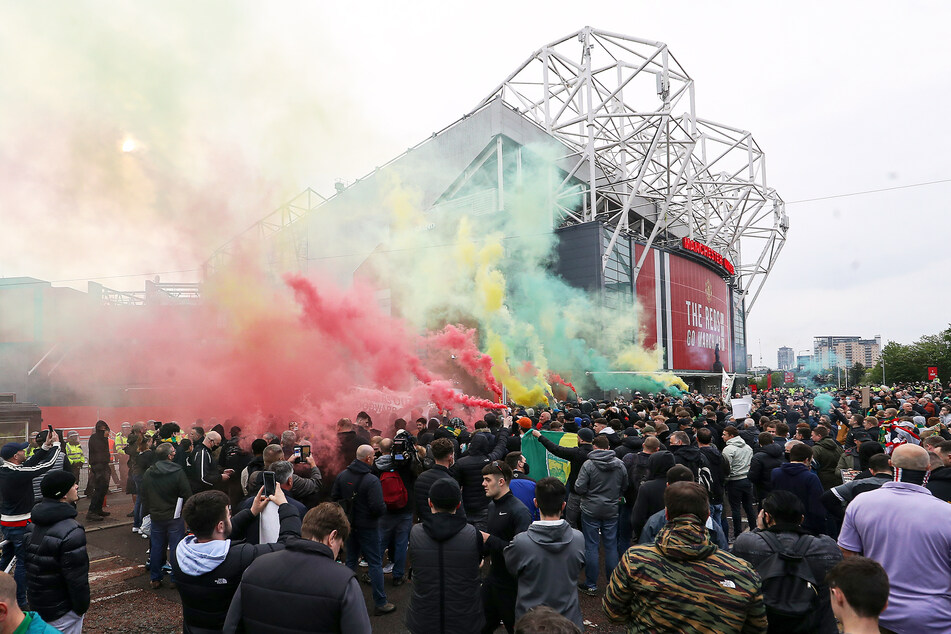 Unzählige Fans fanden sich vor dem Stadion ein.
