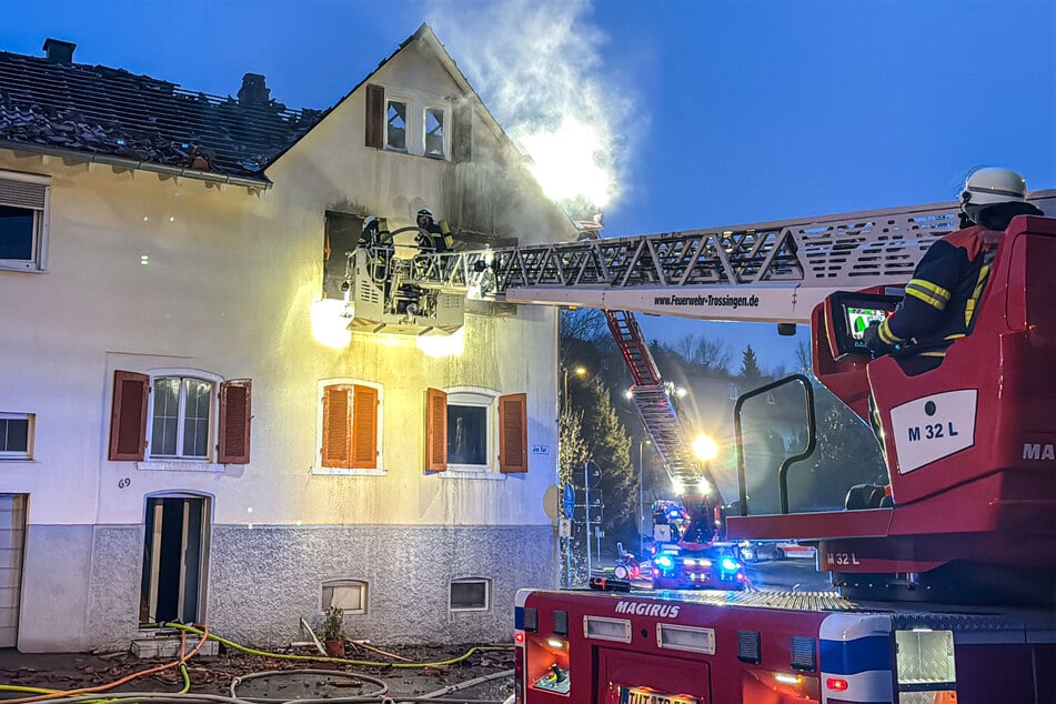 Feuerwehrleute waren den ganzen Dienstagmorgen mit dem Löschen des Brandes beschäftigt.