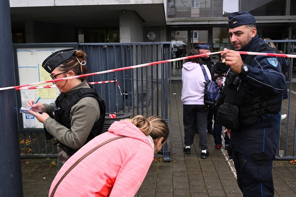Nach der schrecklichen Tat wurde das Gebäude unverzüglich evakuiert und die betroffenen Kinder und Eltern von den Einsatzkräften betreut.