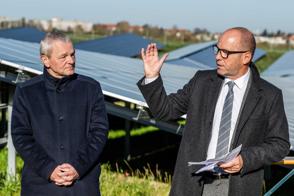 Stadtwerke-Chef Uwe Nötzold (60, l.) und Ex-Bürgermeister Lothar Ungerer (63) stehen im neuen Solarpark an der Seiferitzer Straße.