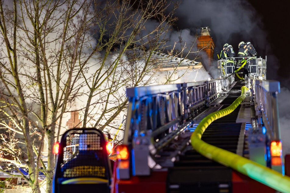 Feuerwehr-Großeinsatz in Neu-Isenburg: Bewohner (†75) stirbt in den Flammen