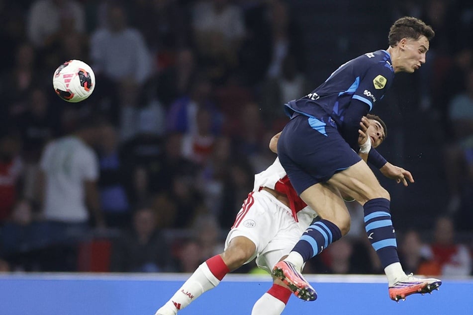 Ruben van Bommel (22, o.) erwischte Aaron Bouwman (19) mit voller Wucht.