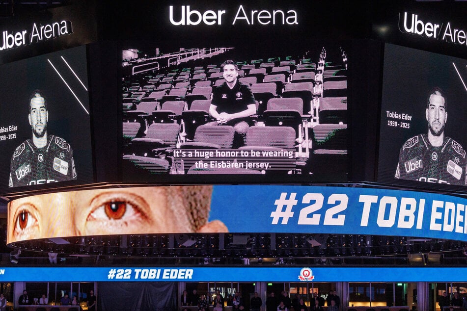 In einem emotionalen Video wurde Tobias Eder (†26) am Sonntag bei dem ersten Heimspiel der Eisbären Berlin nach seinem Tod gedacht.