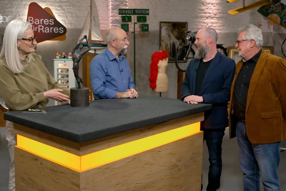 Wilfried (r.) und sein Sohn Christopher aus Bayern sind mit einer "verbotenen" Bronzefigur zu "Bares für Rares" gekommen.