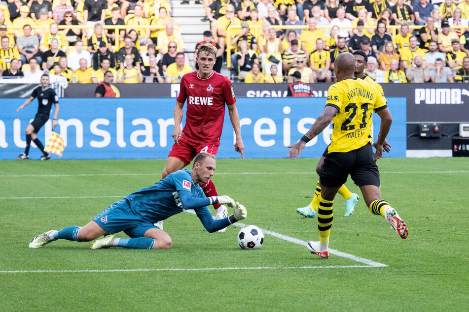 Torwart Marvin Schwäbe verhinderte in der ersten Halbzeit das 1:0 für Borussia Dortmund durch Julian Brandt.