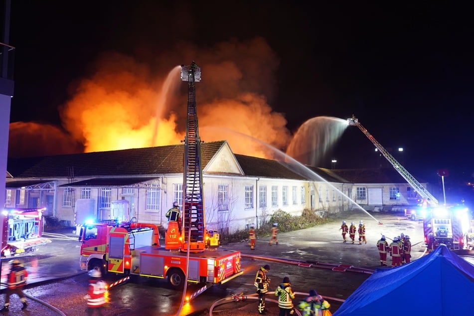 Die Feuerwehr hatte alle Hände voll zu tun, um den Flammen Herr zu werden.