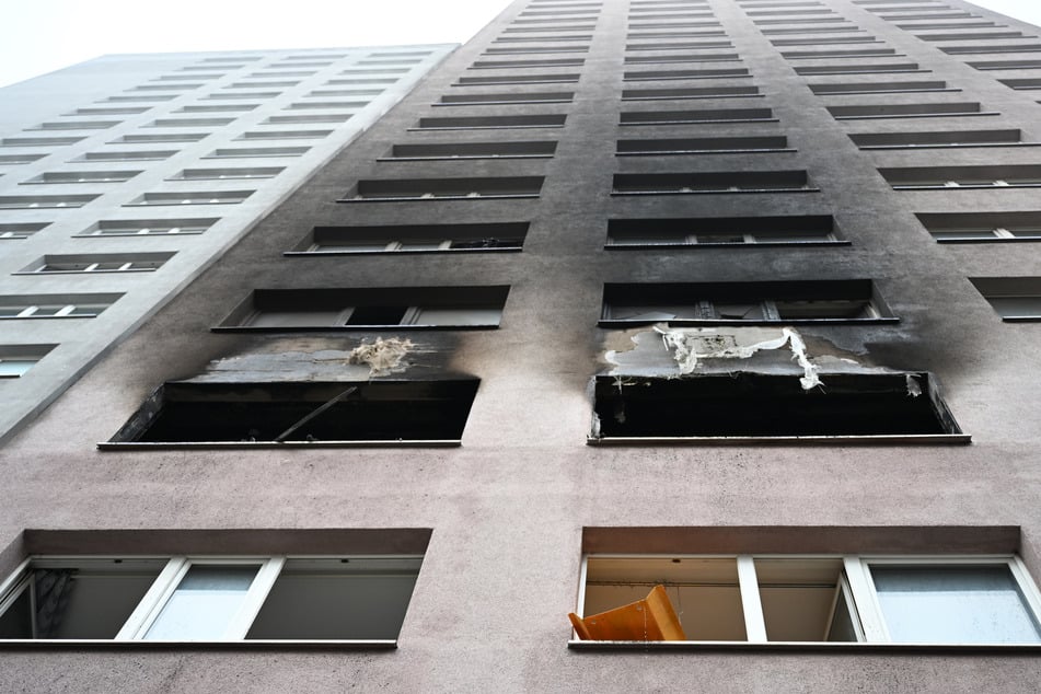 Nach ersten Erkenntnissen hatte sich der Brand rasch ausgebreitet, da die Räume in der Messie-Wohnung stark zugestellt waren.