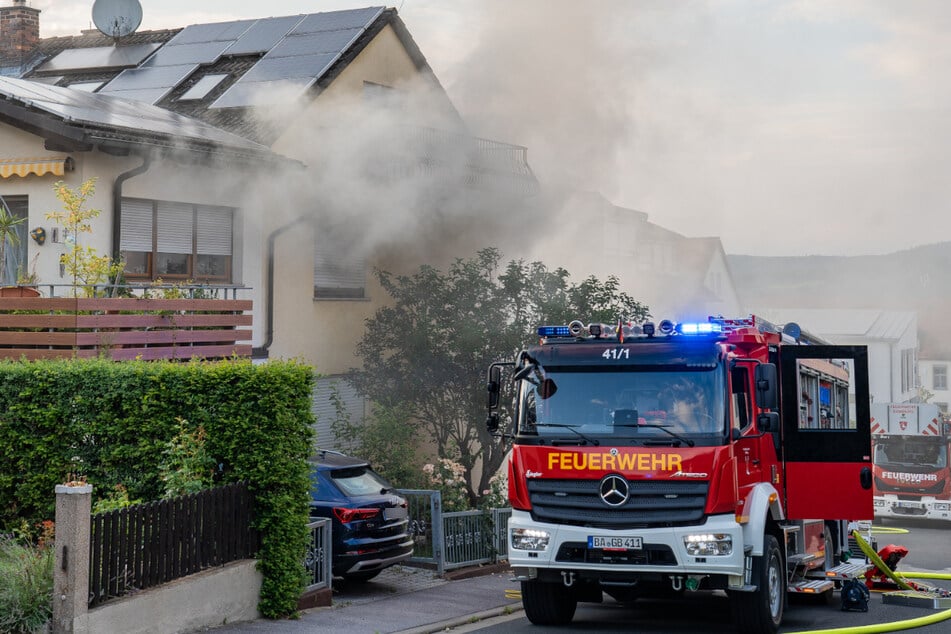 Die Feuerwehr löschte das Feuer, dann musste das Haus in mühsamer Handarbeit geräumt werden.