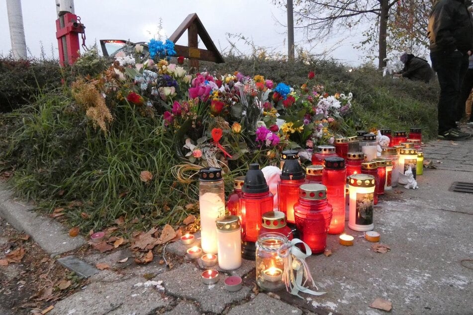 Angehörige hatten Blumen und Lichter am Tatort abgelegt.