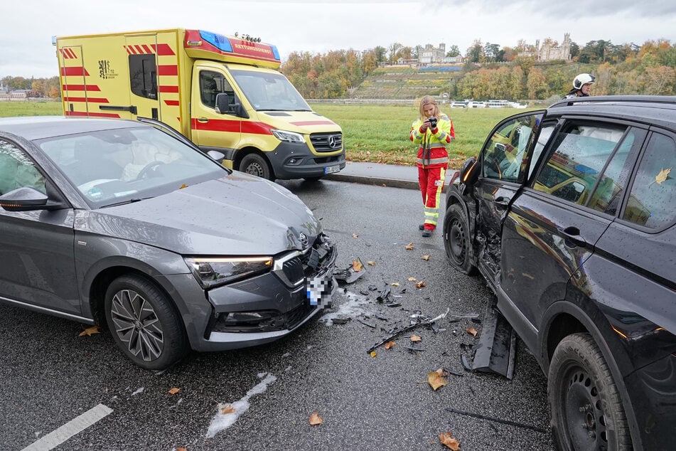 Crash am Käthe-Kollwitz-Ufer in Dresden-Blasewitz: der Rettungsdienst sowie eine Mitarbeiterin der Verkehrsunfallforschung am Unfallort.