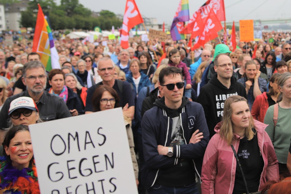 Bereits im vergangenen Juni hatten sich rund 70.000 Menschen in Köln versammelt, um ein Zeichen gegen rechts zu setzen.